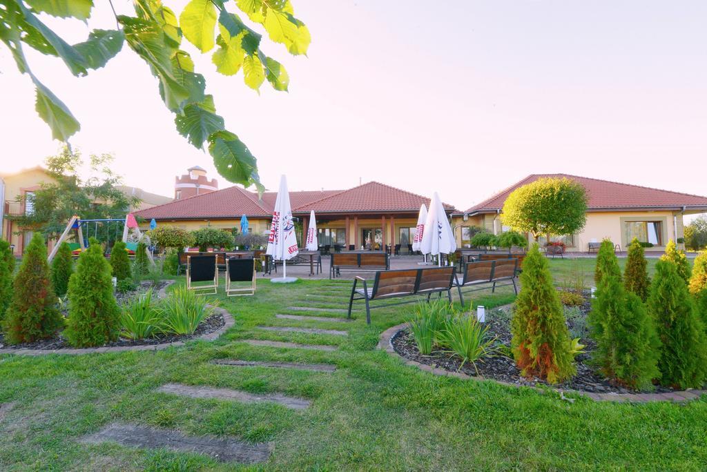 Hotel Daglezja Nad Jeziorem Kornickim 코르니크 외부 사진