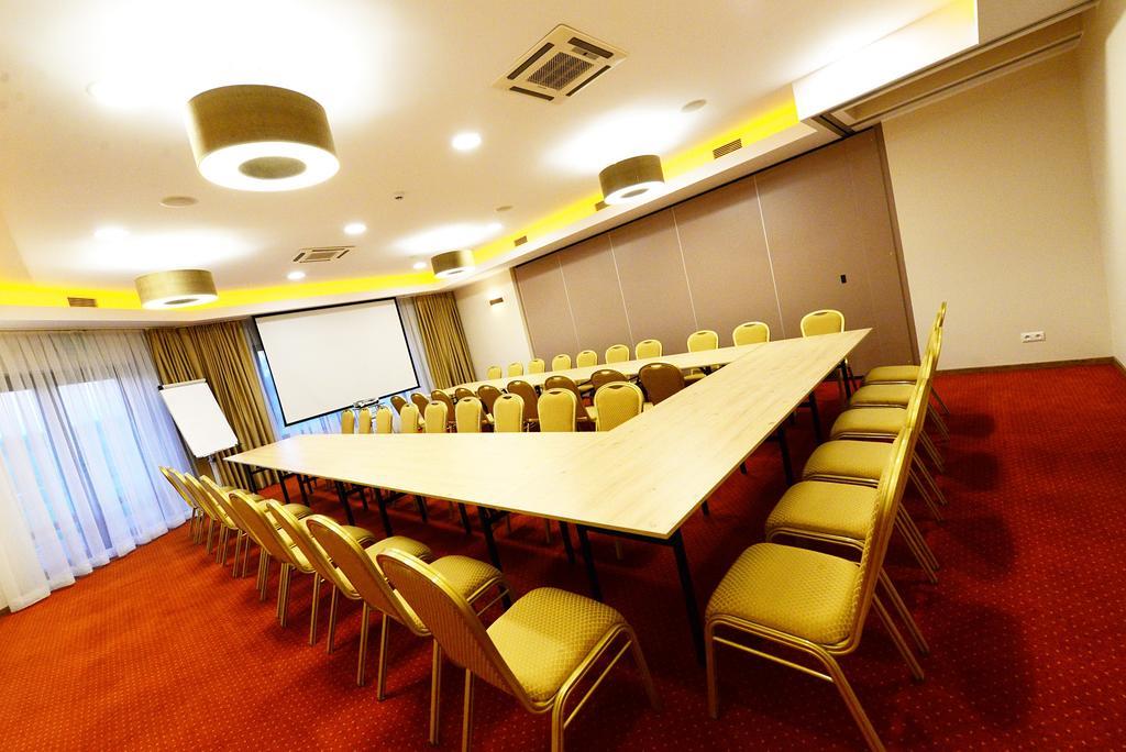Hotel Daglezja Nad Jeziorem Kornickim 코르니크 외부 사진