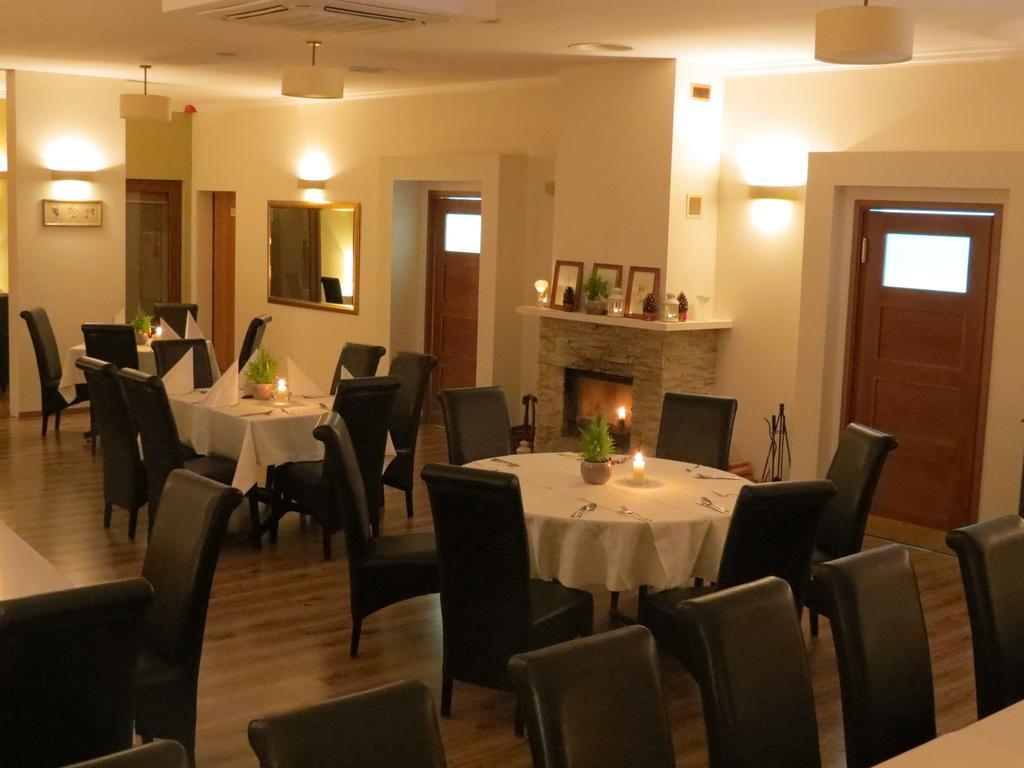 Hotel Daglezja Nad Jeziorem Kornickim 코르니크 외부 사진