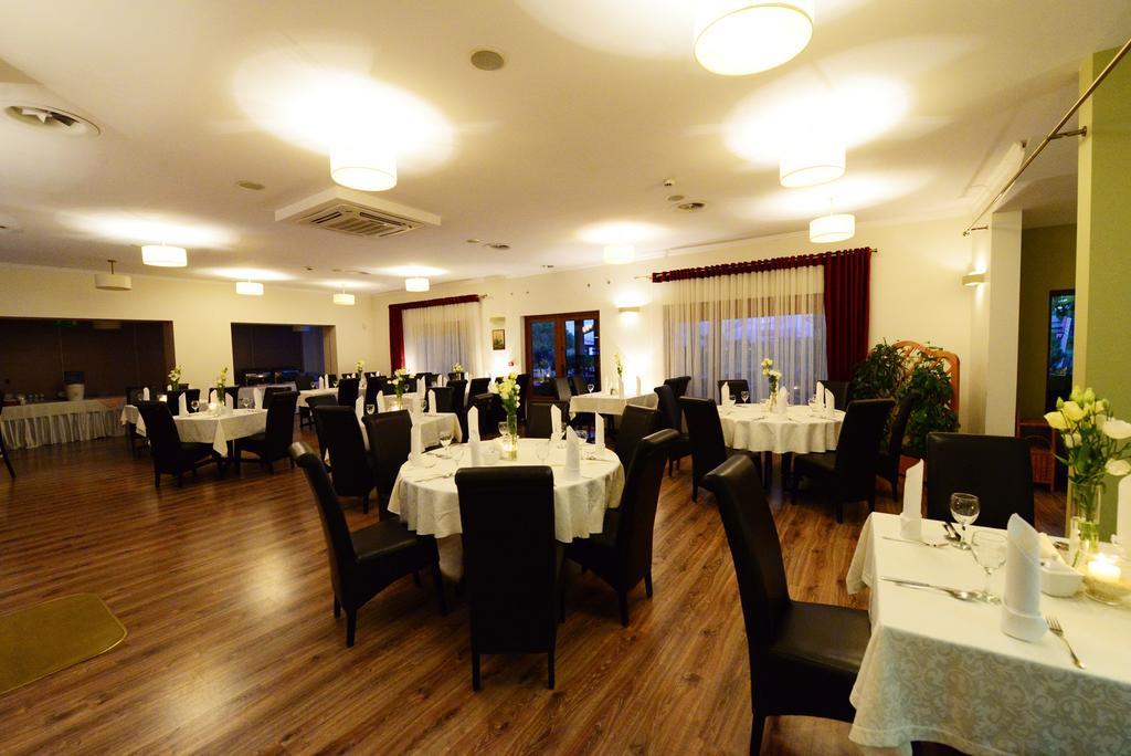 Hotel Daglezja Nad Jeziorem Kornickim 코르니크 외부 사진