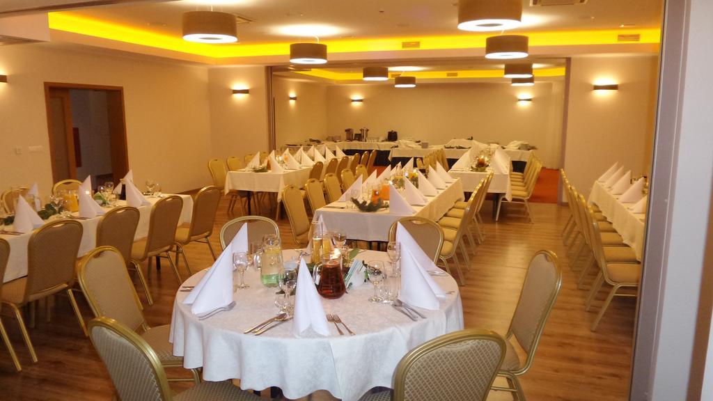 Hotel Daglezja Nad Jeziorem Kornickim 코르니크 외부 사진