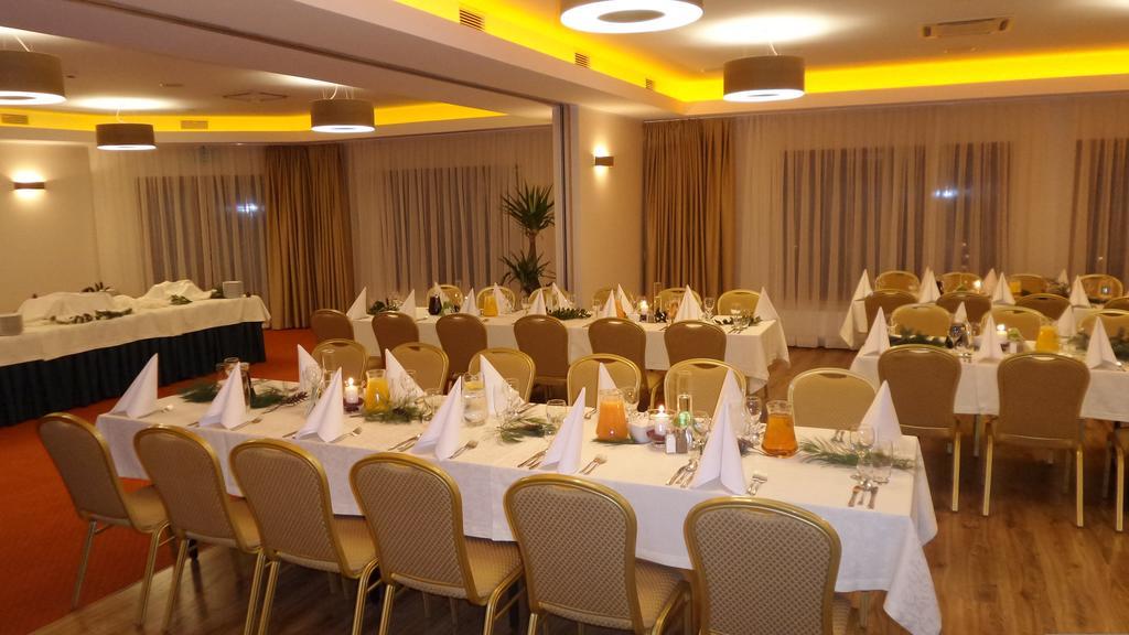 Hotel Daglezja Nad Jeziorem Kornickim 코르니크 외부 사진