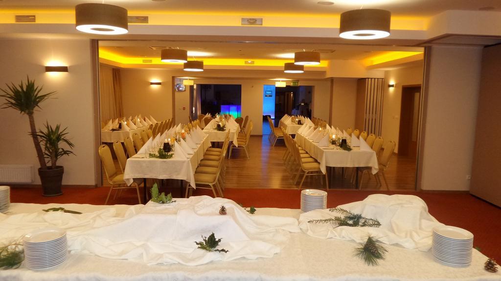 Hotel Daglezja Nad Jeziorem Kornickim 코르니크 외부 사진