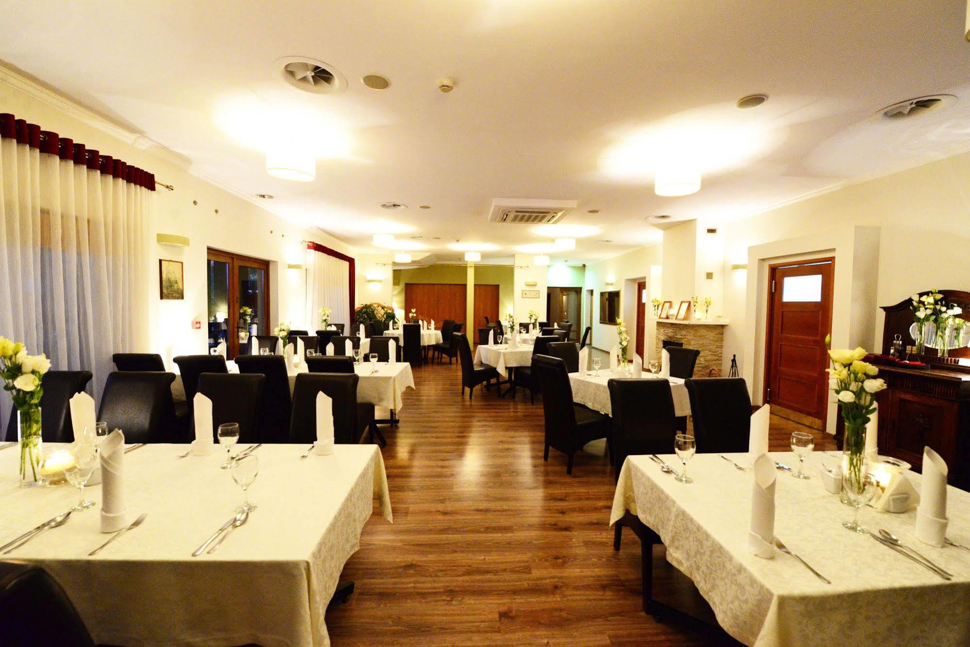 Hotel Daglezja Nad Jeziorem Kornickim 코르니크 외부 사진