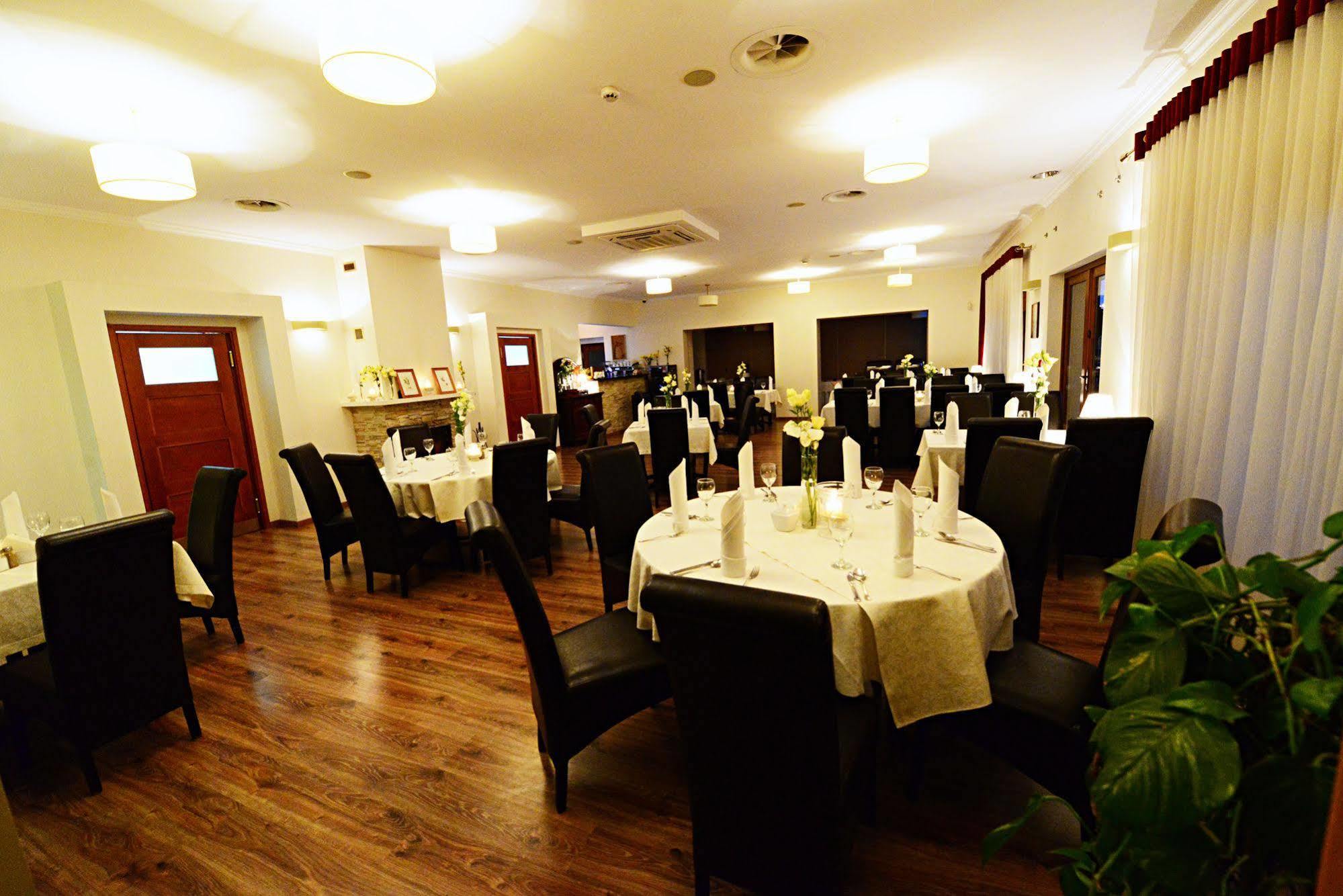 Hotel Daglezja Nad Jeziorem Kornickim 코르니크 외부 사진