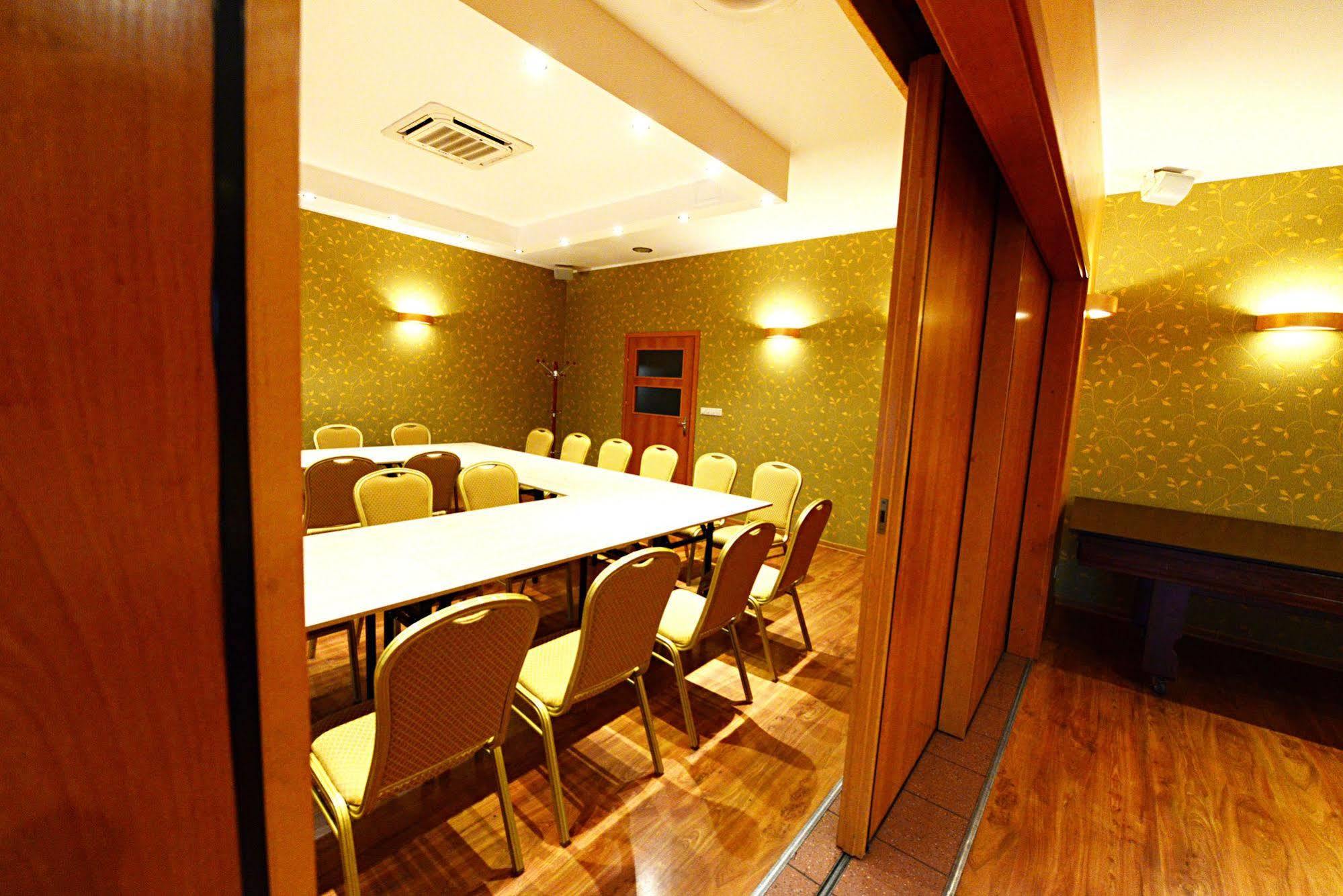 Hotel Daglezja Nad Jeziorem Kornickim 코르니크 외부 사진