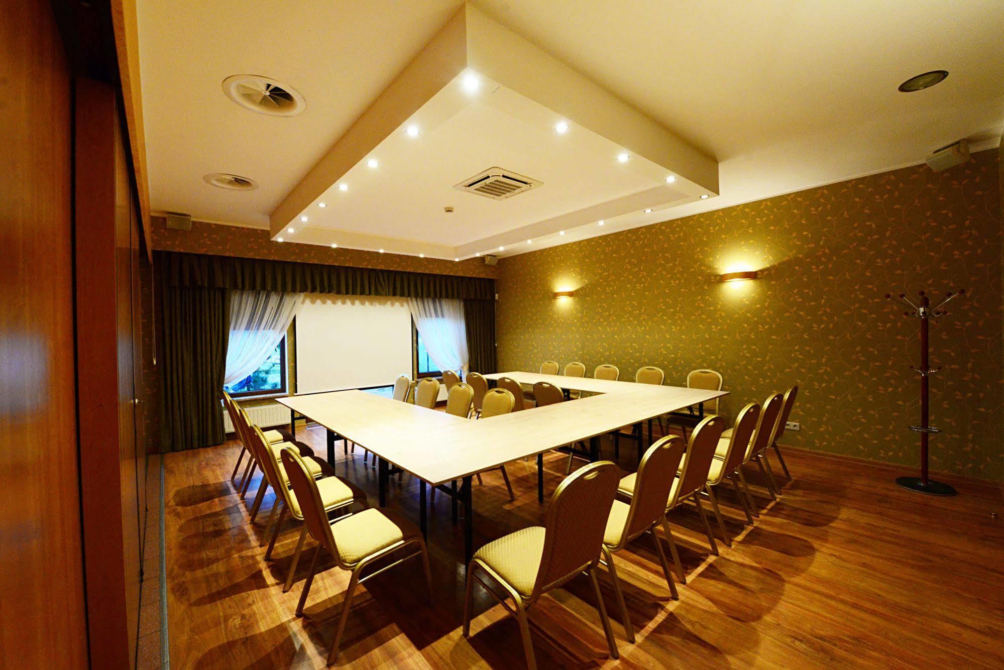 Hotel Daglezja Nad Jeziorem Kornickim 코르니크 외부 사진