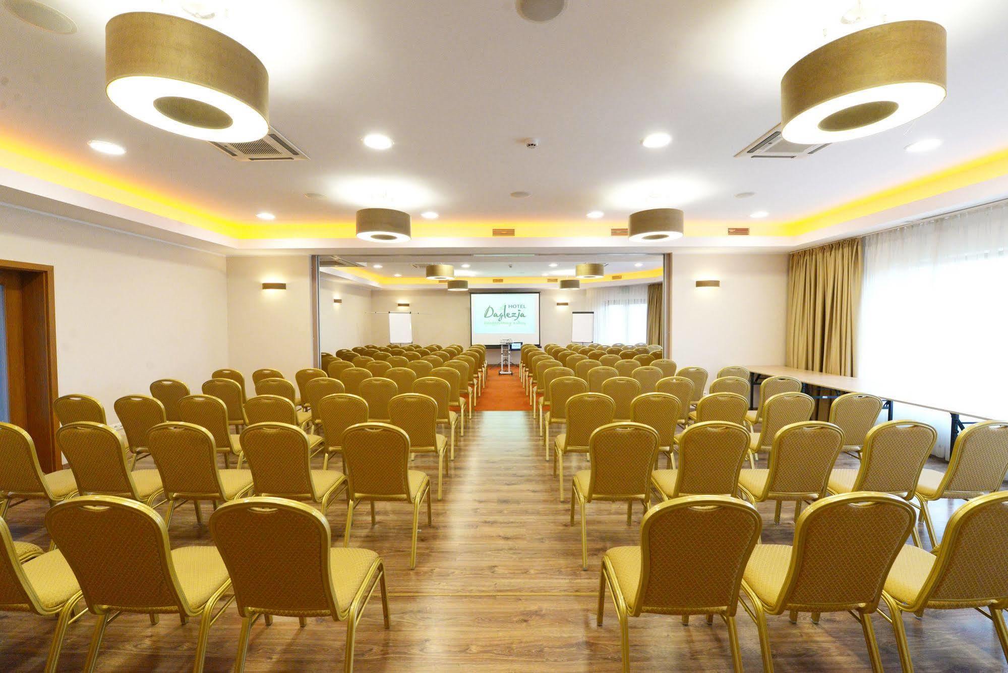 Hotel Daglezja Nad Jeziorem Kornickim 코르니크 외부 사진