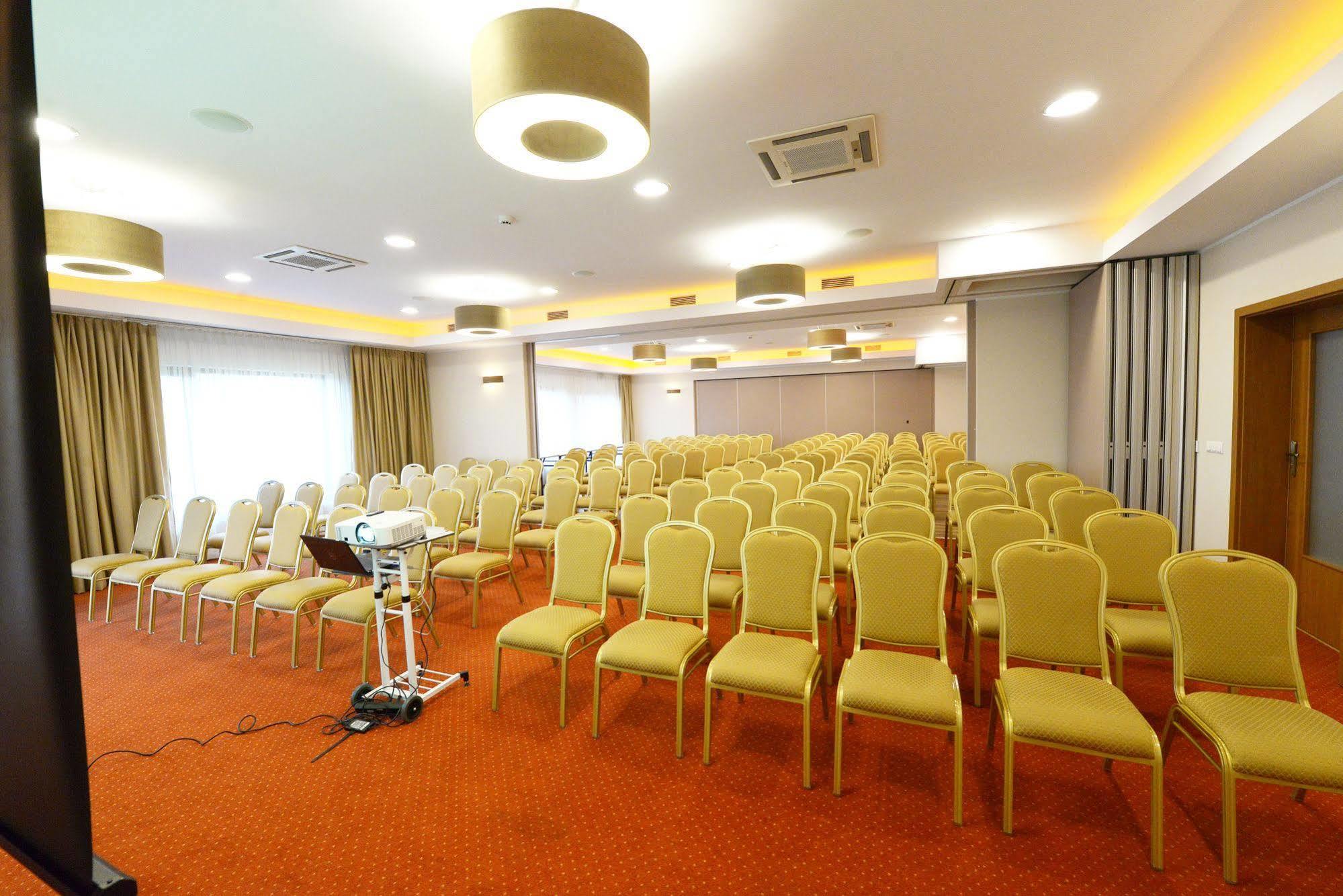 Hotel Daglezja Nad Jeziorem Kornickim 코르니크 외부 사진