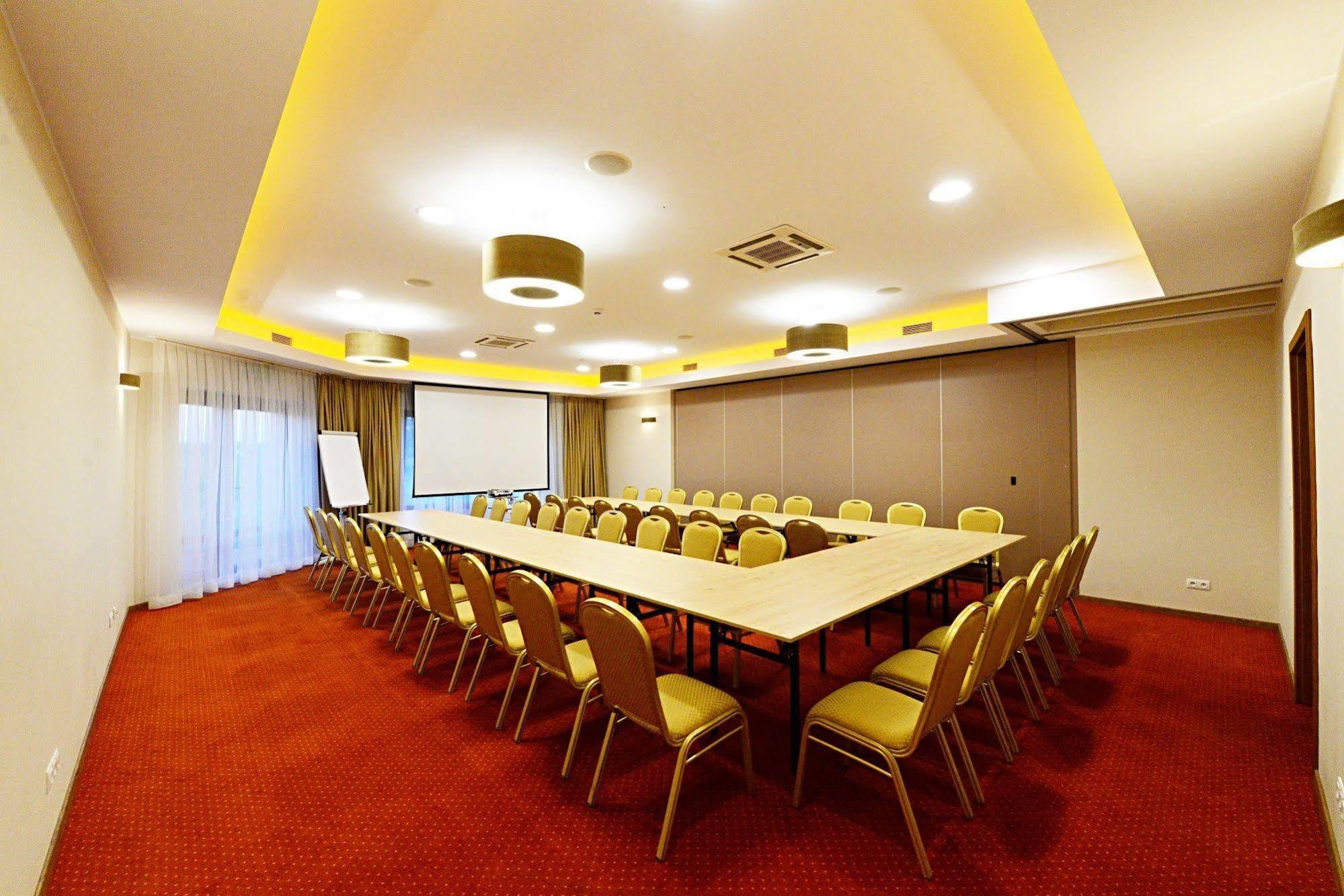 Hotel Daglezja Nad Jeziorem Kornickim 코르니크 외부 사진